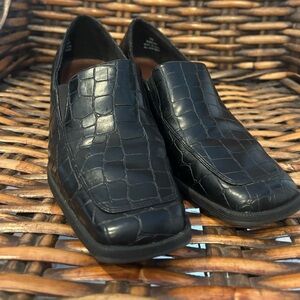 Life Stride Black Crocodile Pattern Loafers Heels in size 7